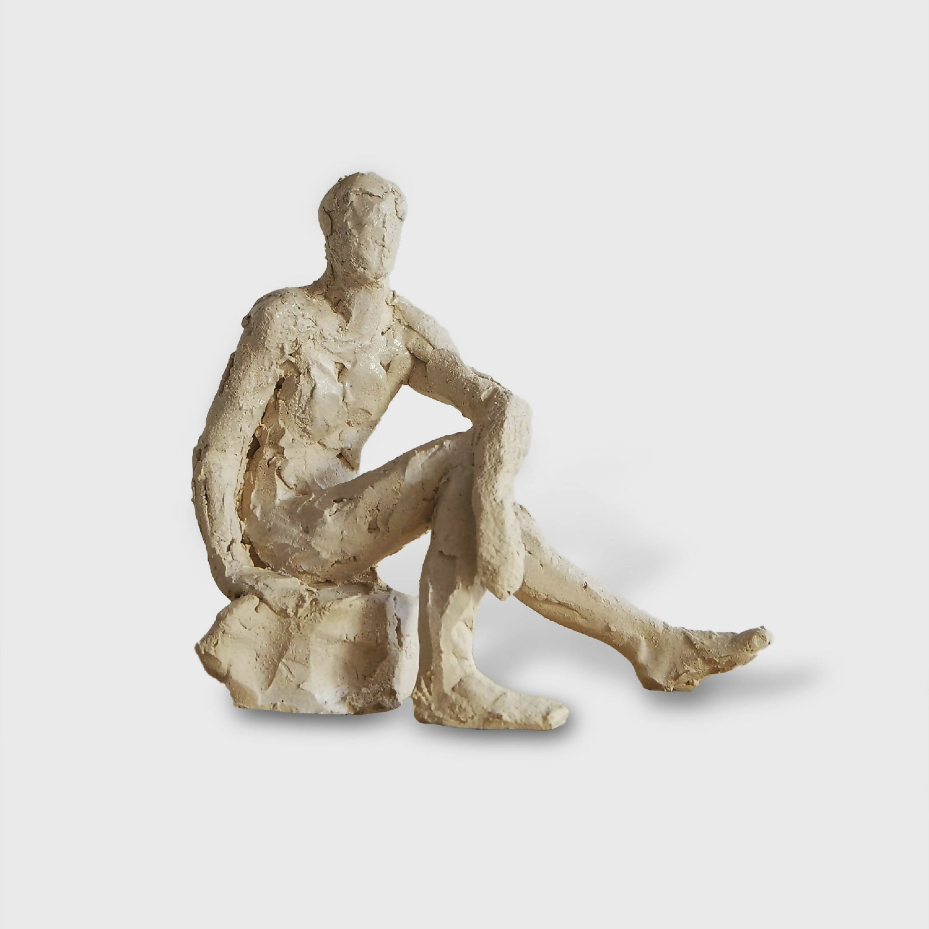 Sculpture Homme assis sur socle grès blanc | EMPREINTES Paris | EMPREINTES Paris