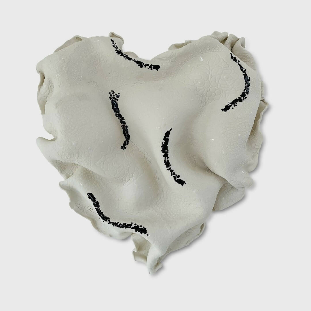 Bas relief tableau collection cœur porcelaine verre noire | EMPREINTES Paris