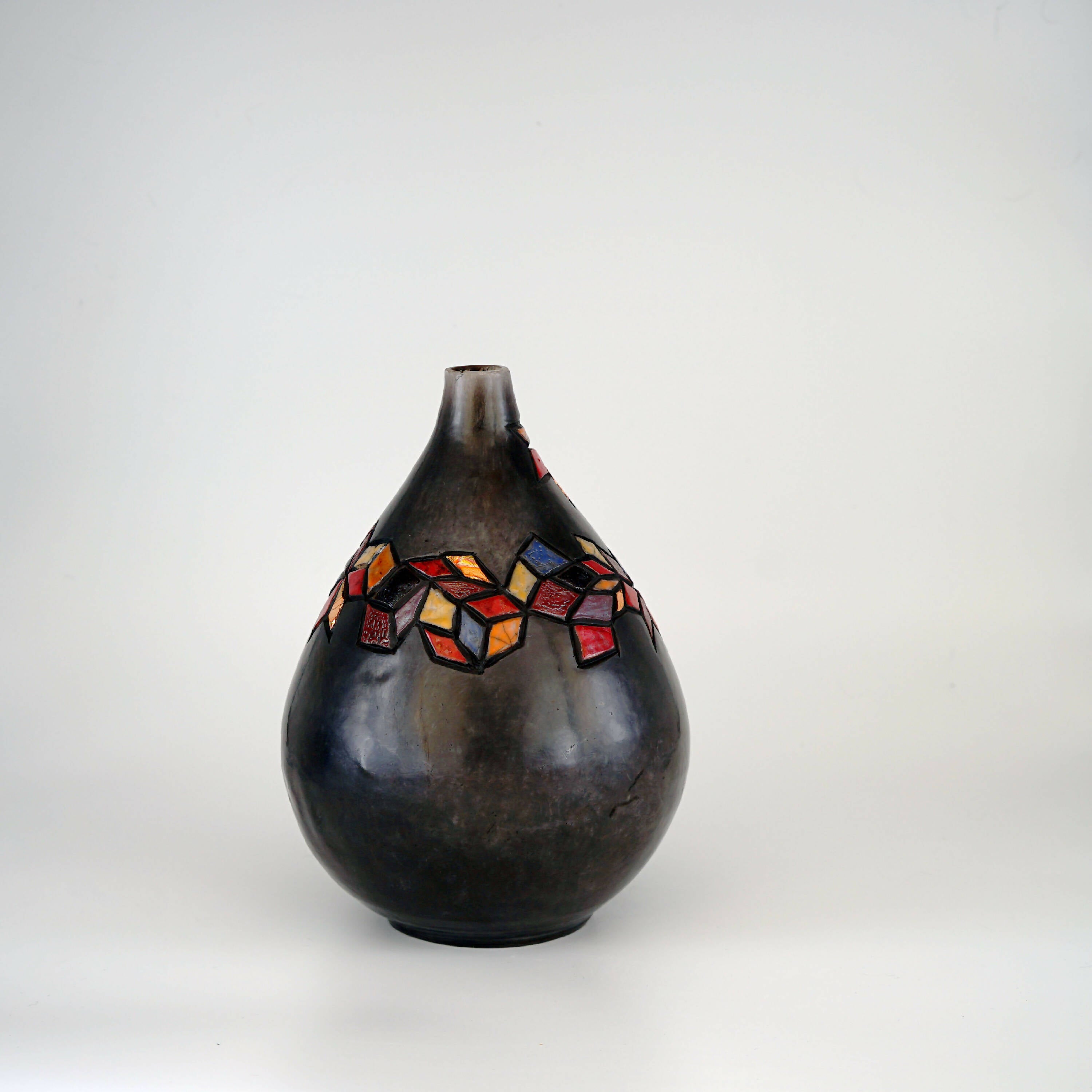 Vase Raku avec une petite fossette et des motifs de losanges | EMPREINTES Paris | EMPREINTES Paris