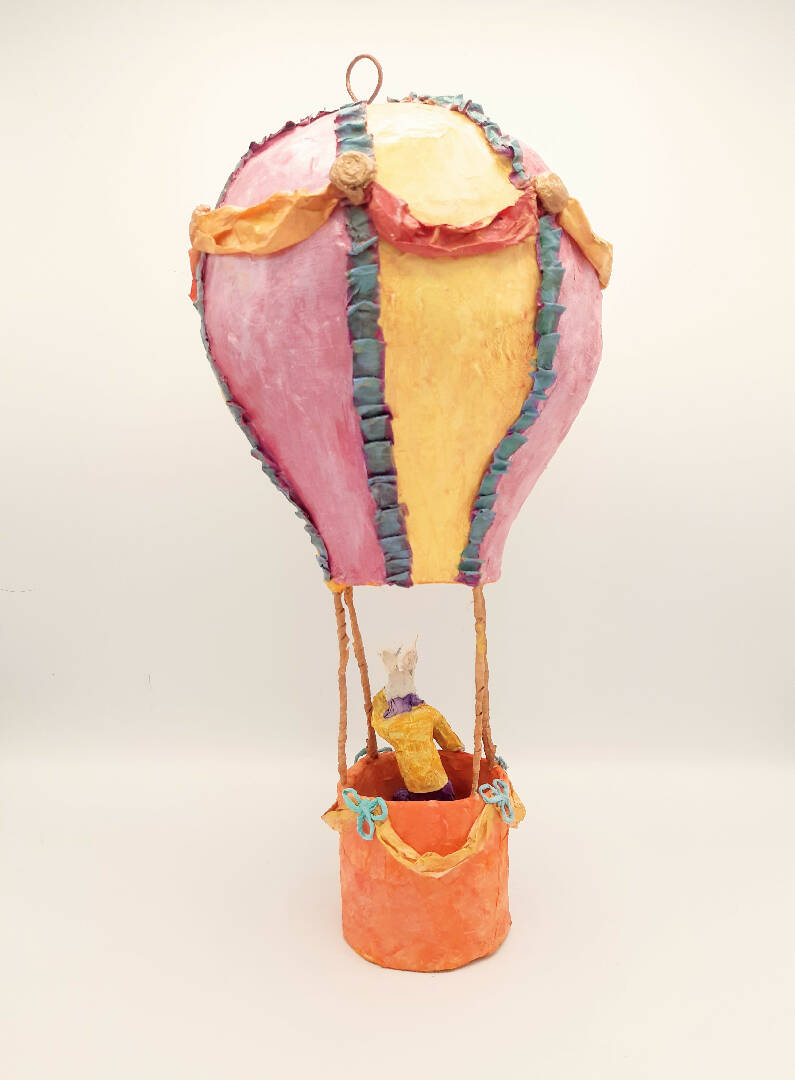 Sculpture en papier lapin et sa montgolfière rose dragée | EMPREINTES Paris | EMPREINTES Paris