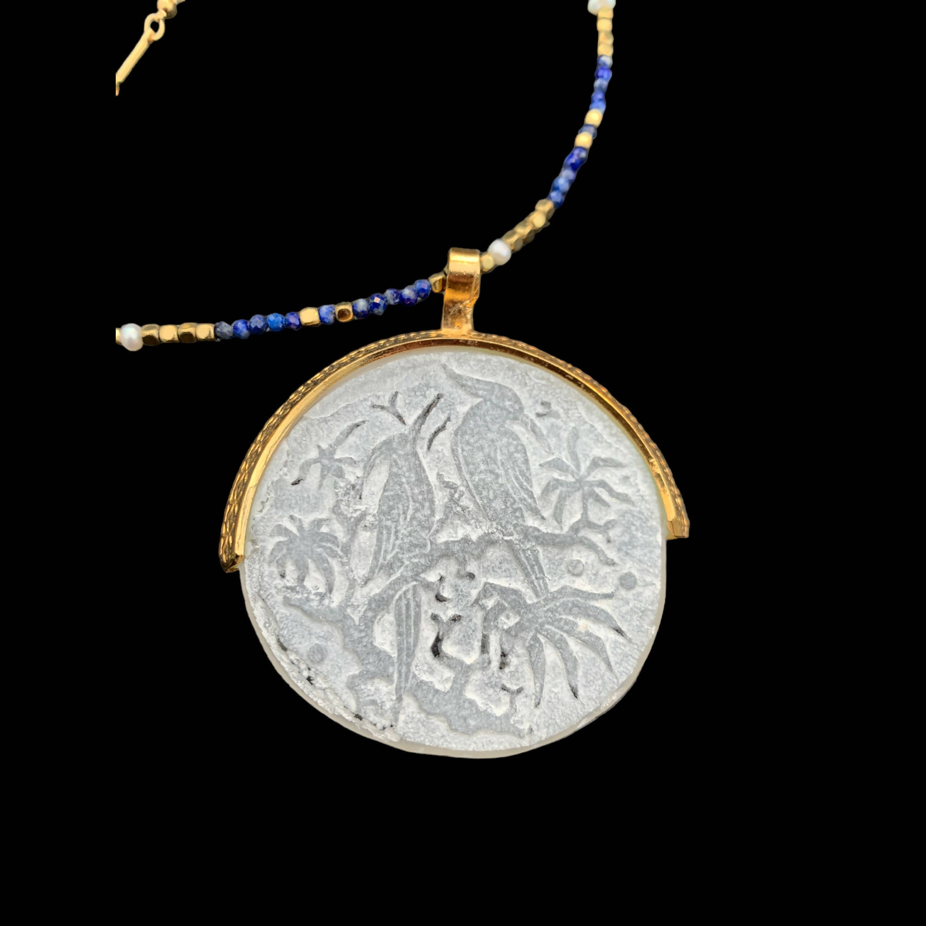 oiseaux exotique, sodalite, animal, majestueux, printemps, bijou symbolique, ethnique, romantique, chic bohème, amoureux, collier pour femme, art déco, art nouveau, idées cadeaux pour elle, saint Valentin, piece unique, tour de cou, pierre semi-precieuse, pate de verre, cristal | EMPREINTES Paris