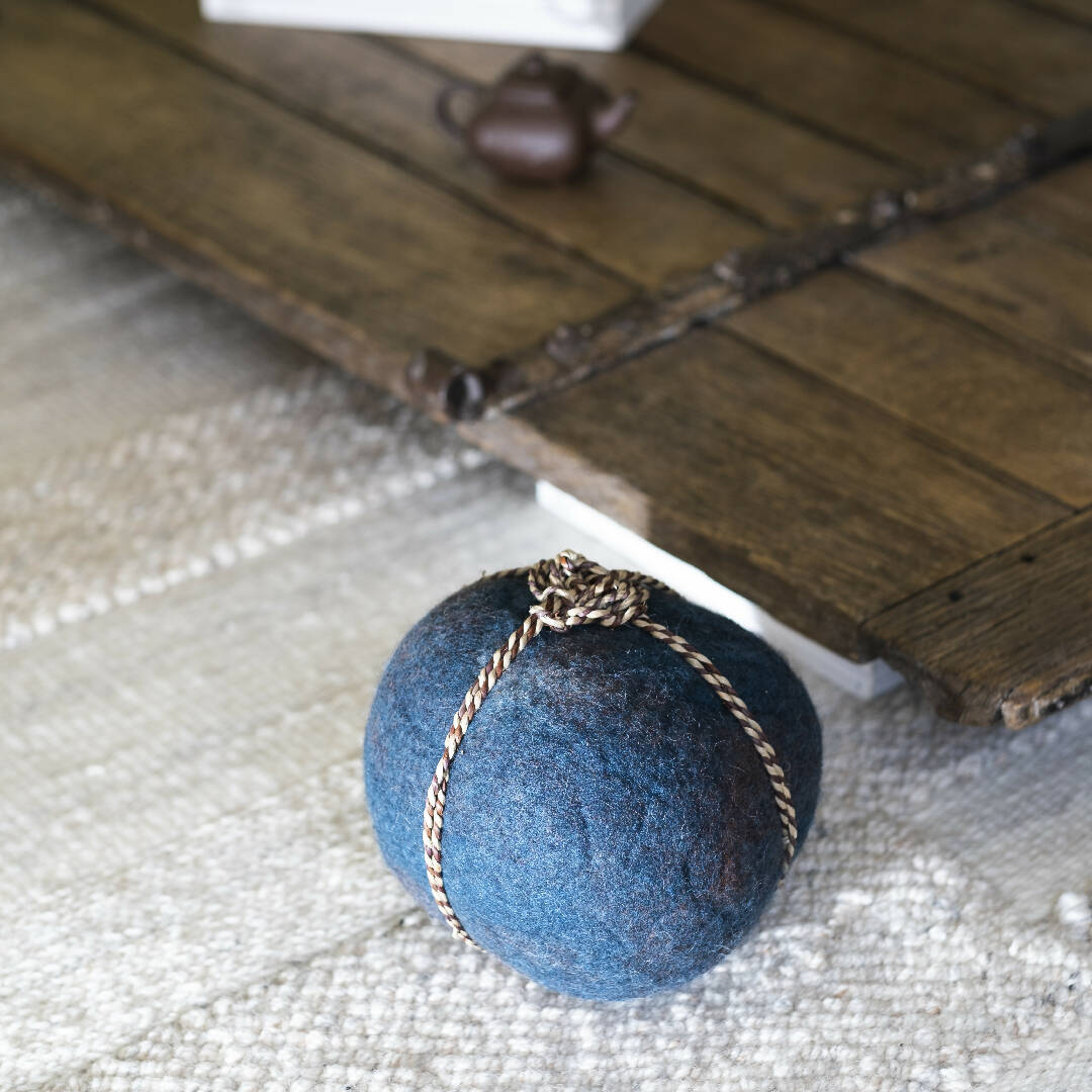 Sculpture en laine Pierre du Silence - bleu Indigo | EMPREINTES Paris