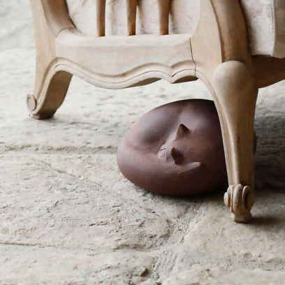 Sculpture CHAT ROUX MOYEN endormi sur ses deux oreilles | EMPREINTES Paris | EMPREINTES Paris