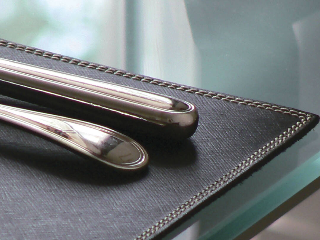 Set de table Gassin en cuir Ebène | EMPREINTES Paris