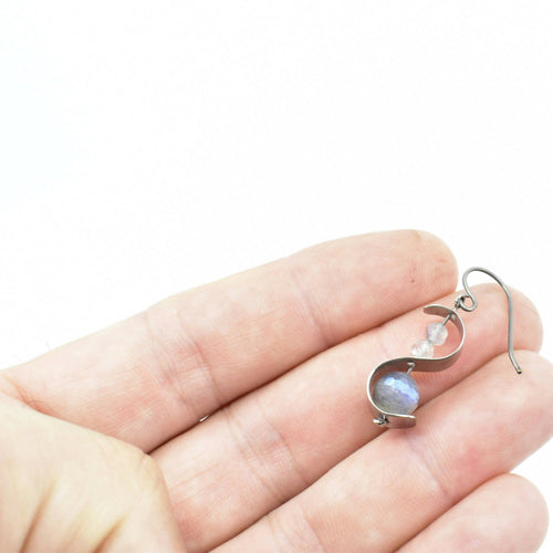 Boucles d'oreilles ornées de Labradorites | EMPREINTES Paris - EMPREINTES Paris