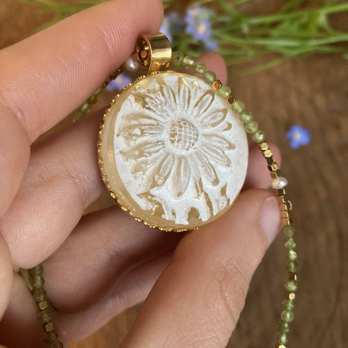fleur, marguerite, printemps, pastel, blanc, majestueux, bijou symbolique, ethnique, romantique, chic bohème, amoureux, collier pour femme, art déco, art nouveau, idées cadeaux pour elle, saint Valentin, piece unique, tour de cou, pierre semi-precieuse, pate de verre, cristal | EMPREINTES Paris - EMPREINTES Paris