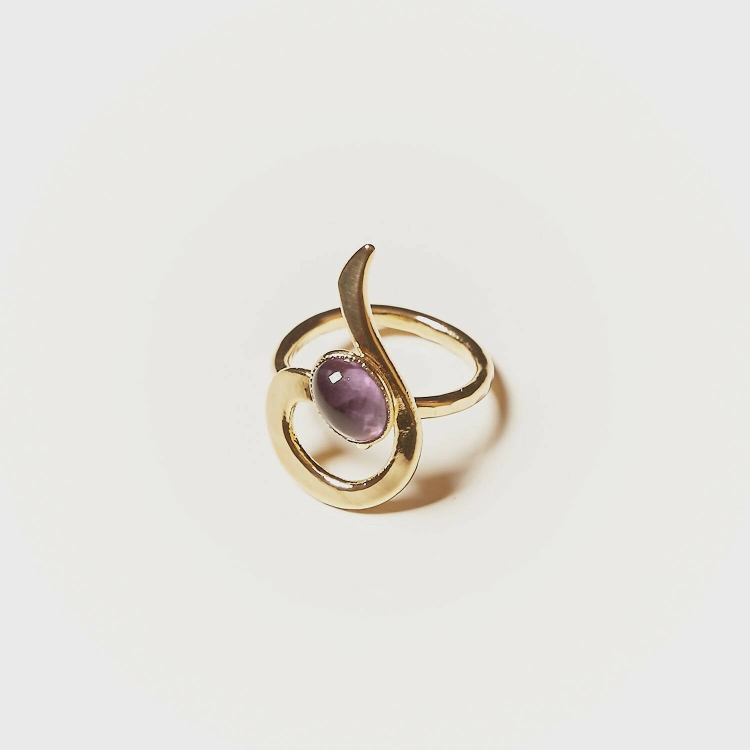 Bague LIZAE plaqué or avec une améthyste. | EMPREINTES Paris