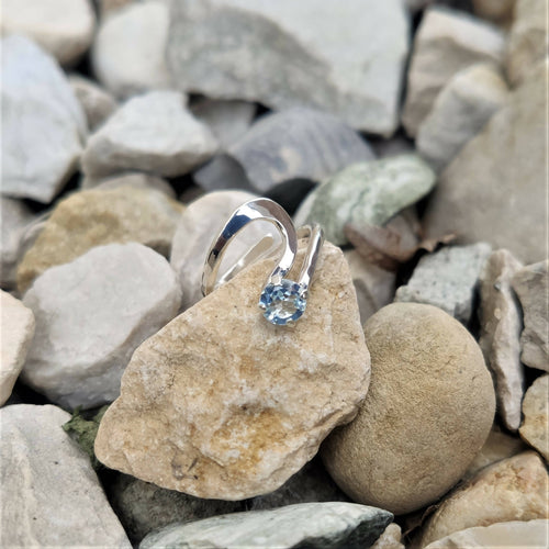 Bague VENUSIA en argent avec une topaze bleue. | EMPREINTES Paris - EMPREINTES Paris