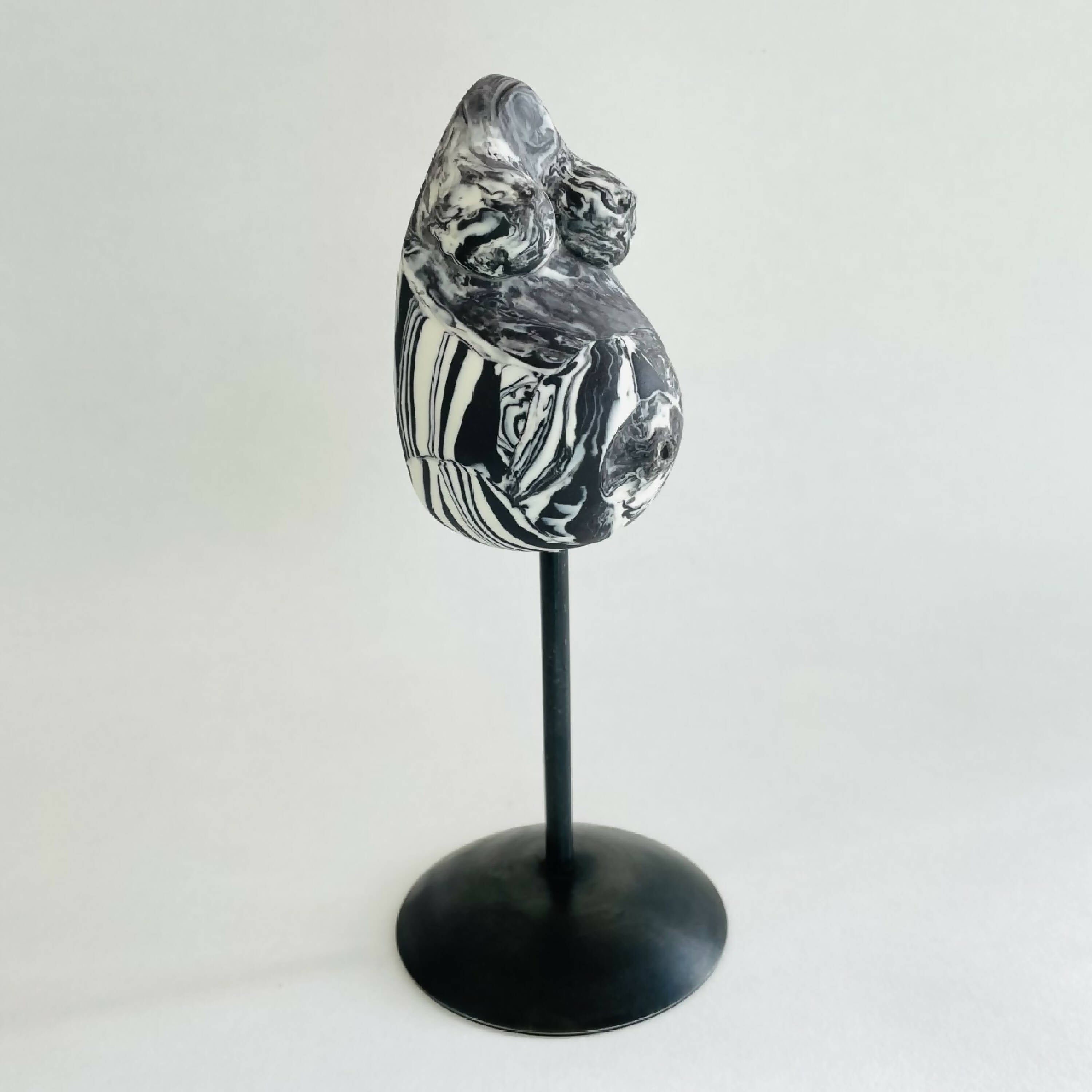 Sculpture femme enceinte nériage porcelaine blanche et noire | EMPREINTES Paris