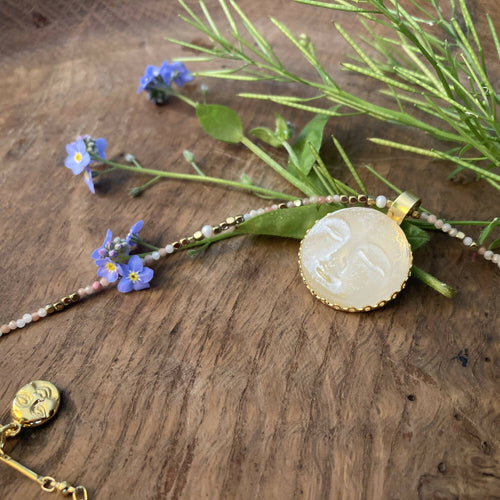 lune, astre, onirique, pastel, blanc, majestueux, bijou symbolique, ethnique, romantique, chic bohème, amoureux, collier pour femme, art déco, art nouveau, idées cadeaux pour elle, saint Valentin, piece unique, tour de cou, pierre semi-precieuse, pate de verre, cristal | EMPREINTES Paris - EMPREINTES Paris