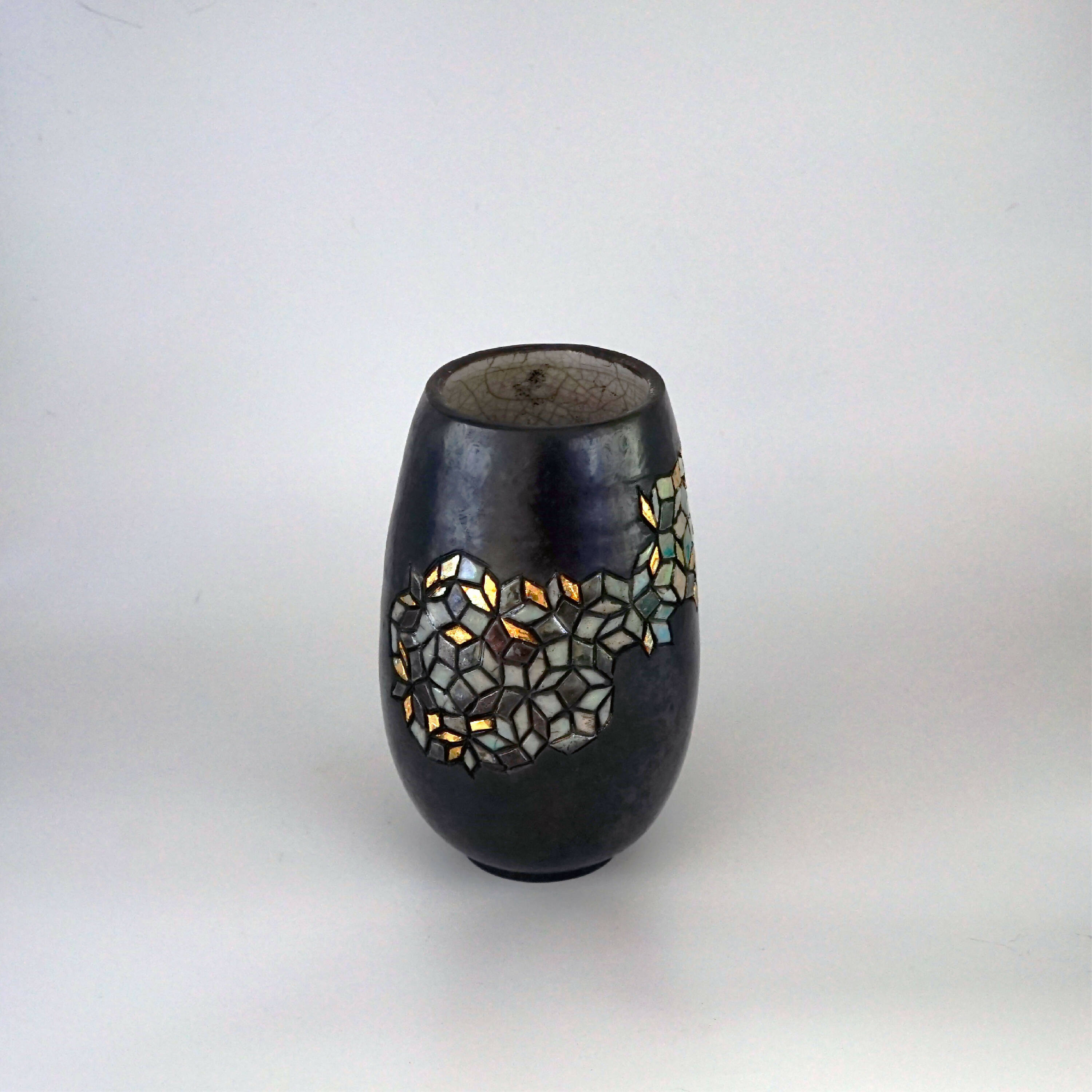 Vase noir avec motifs de losanges | EMPREINTES Paris | EMPREINTES Paris