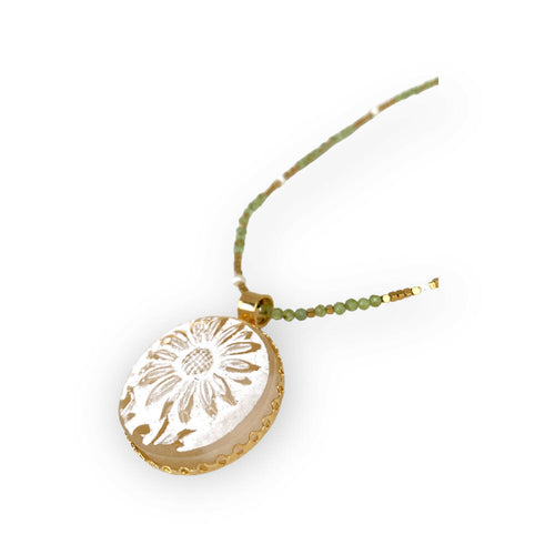 fleur, marguerite, printemps, pastel, blanc, majestueux, bijou symbolique, ethnique, romantique, chic bohème, amoureux, collier pour femme, art déco, art nouveau, idées cadeaux pour elle, saint Valentin, piece unique, tour de cou, pierre semi-precieuse, pate de verre, cristal | EMPREINTES Paris - EMPREINTES Paris