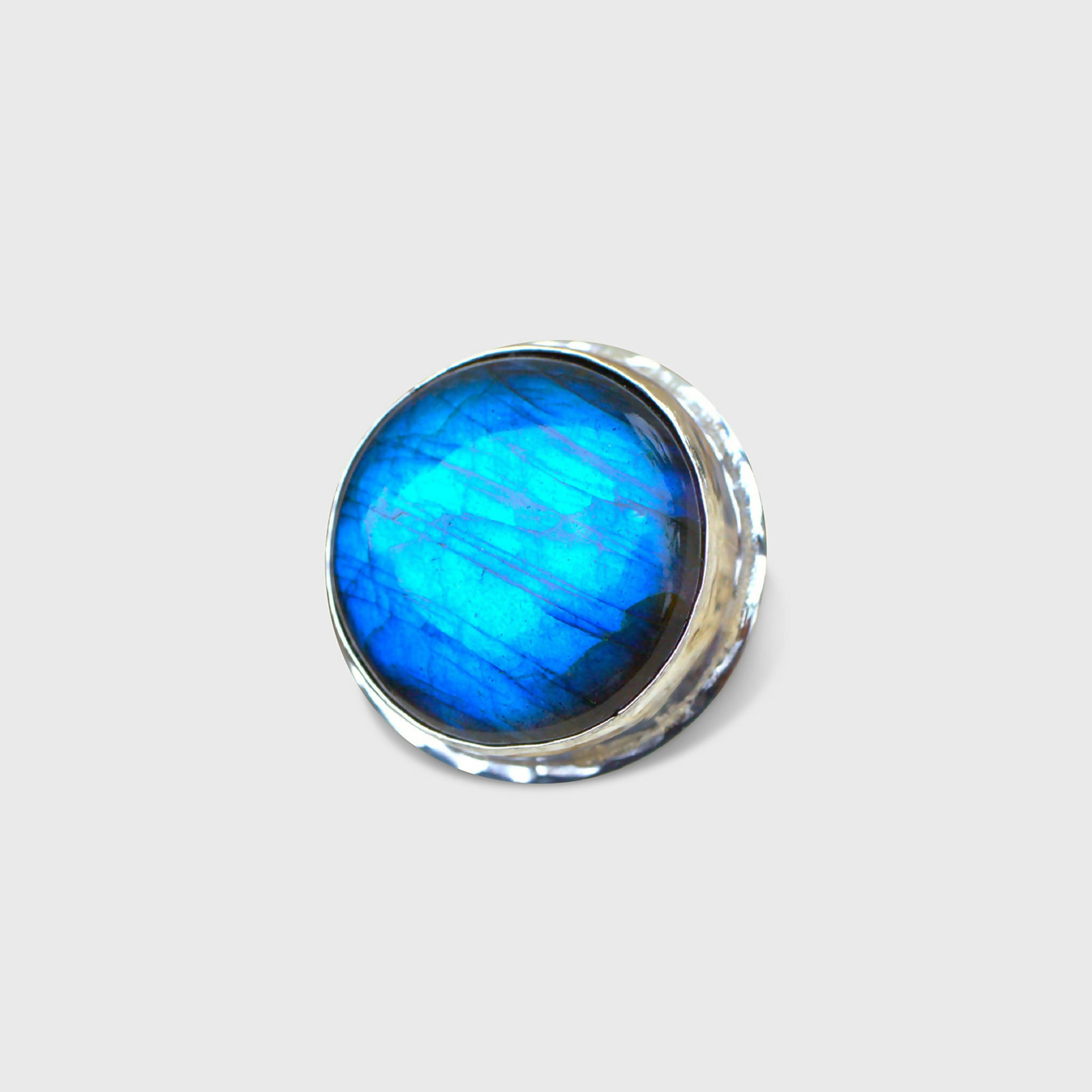 Bague martelée en argent avec une labradorite bleue, modèle Neptune | EMPREINTES Paris