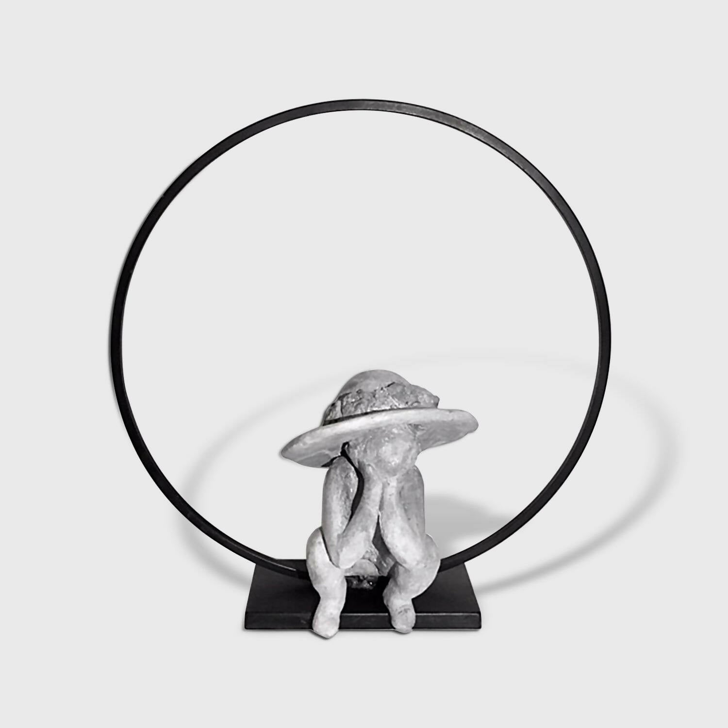 Petite fille au chapeau dans cercle petit modèle | EMPREINTES Paris | EMPREINTES Paris
