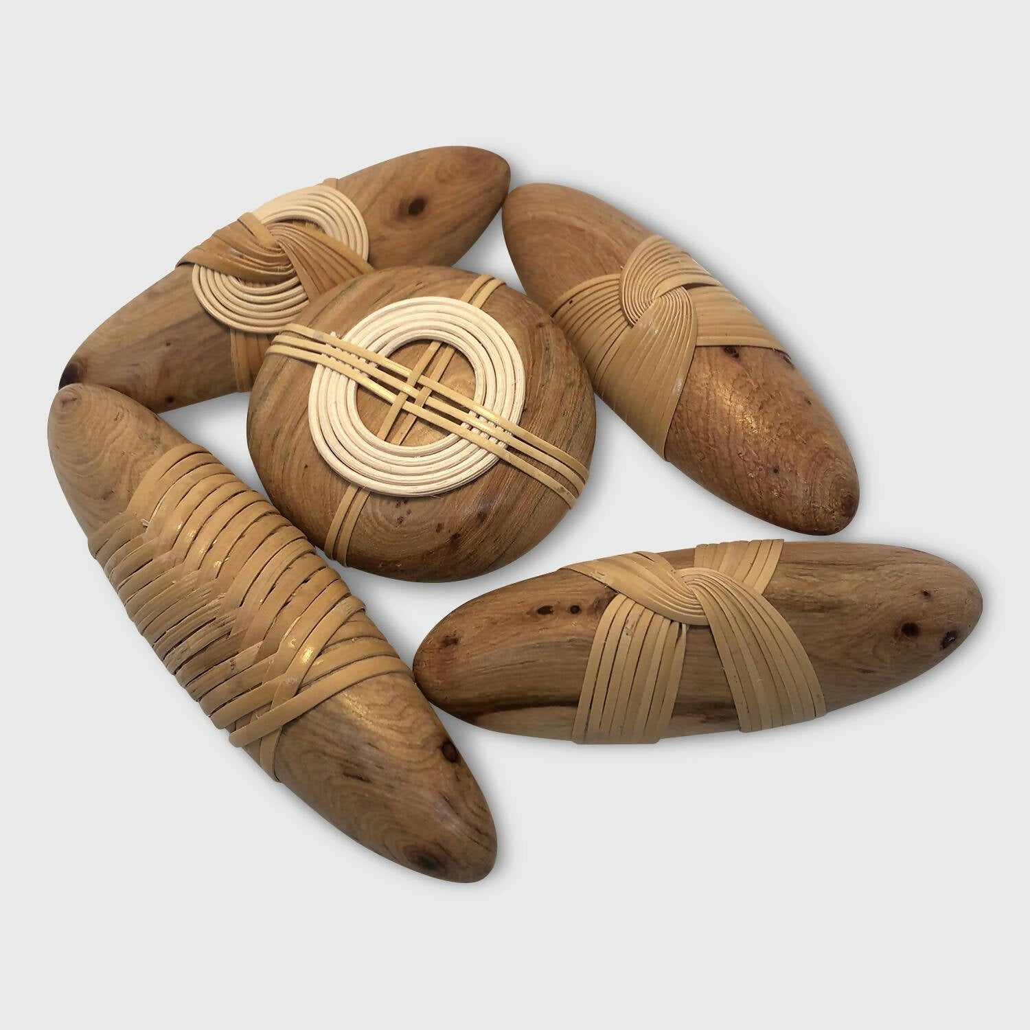 Lot de 5 galets de genévrier cade avec vannerie de rotin | EMPREINTES Paris