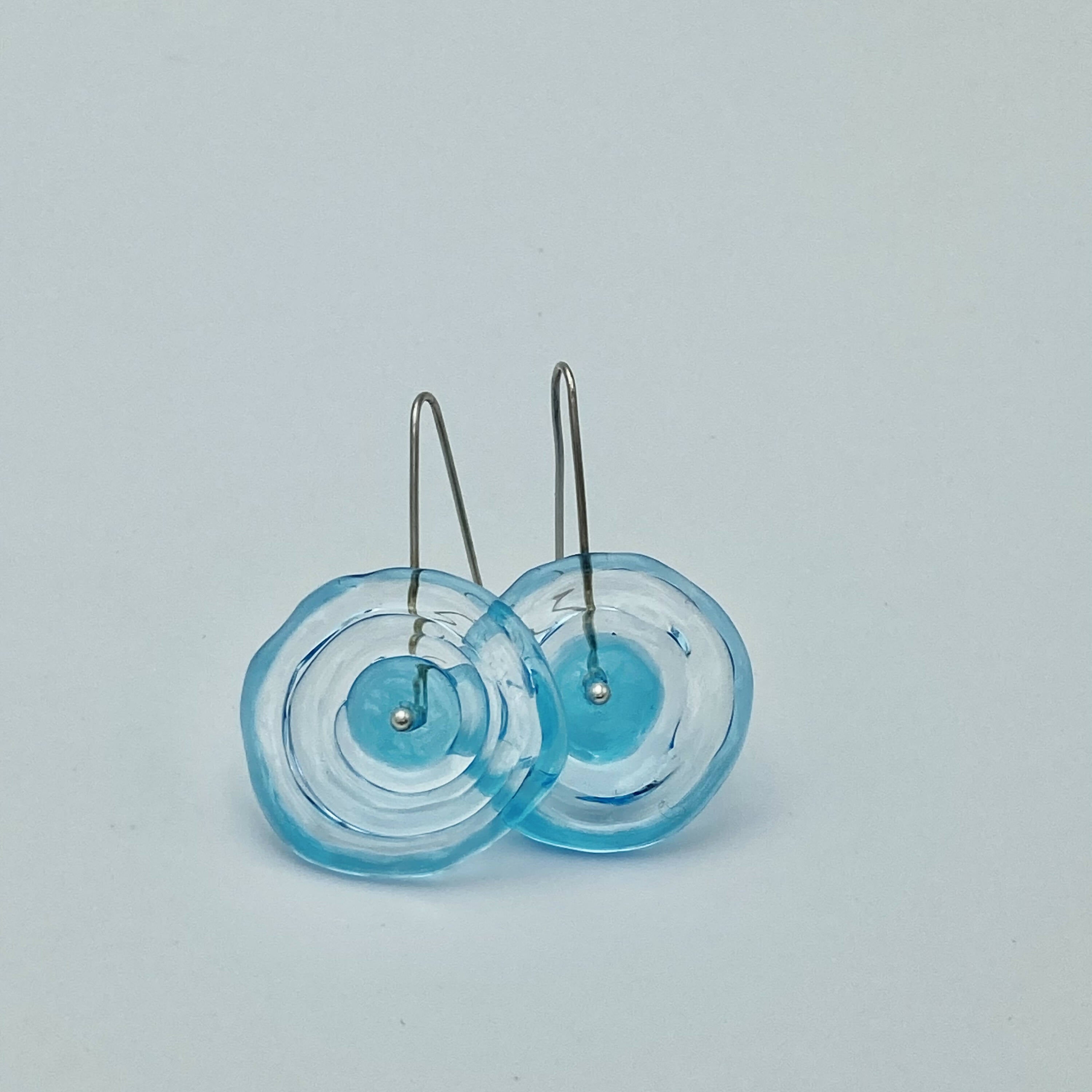 boucles_doreilles_coquelicot_disque_bleu_limpide_lathoumetie_helene | EMPREINTES Paris