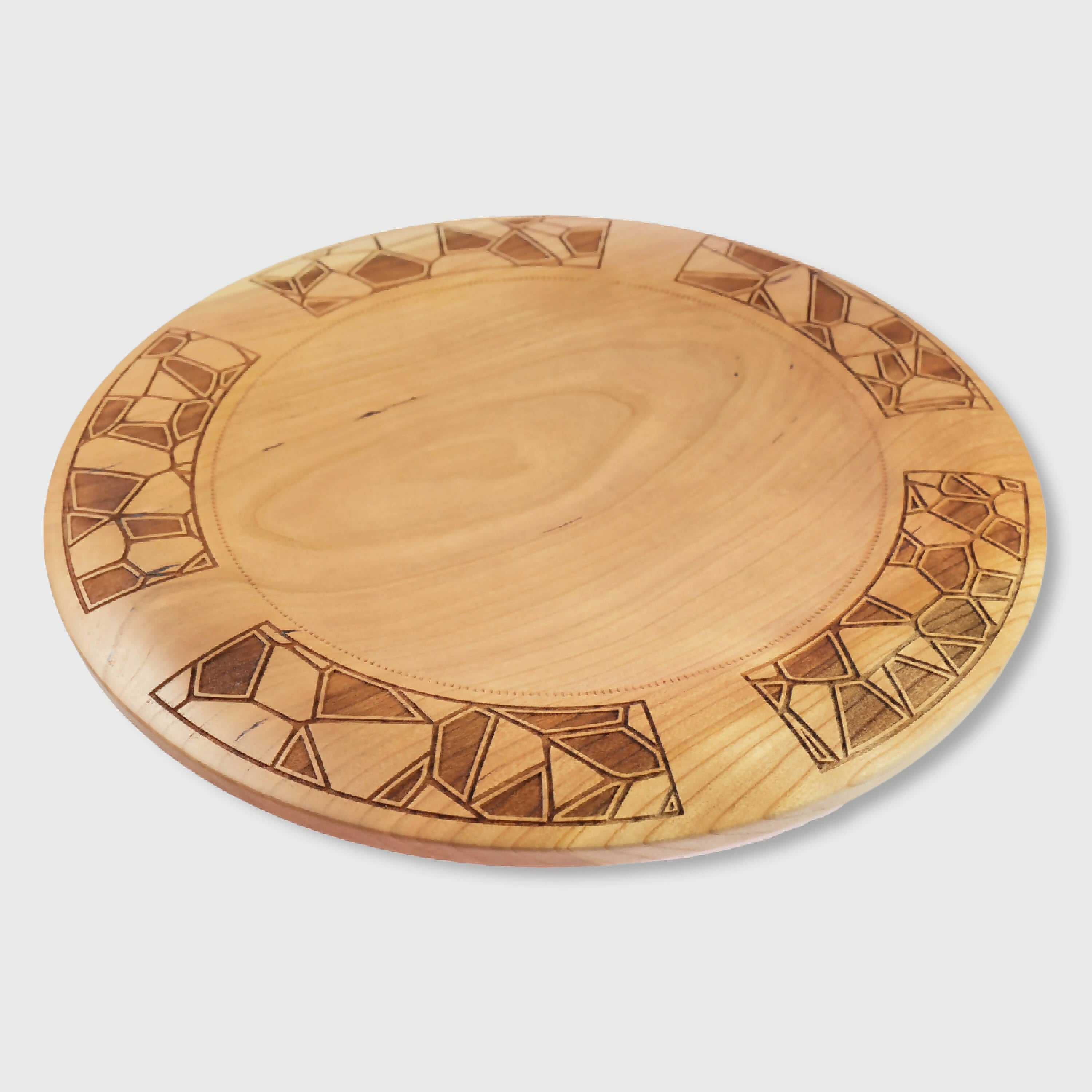 plat_en_bois_de_cerisier_rouge_avec_gravures_geometriques_latelier_du_mercantour | EMPREINTES Paris