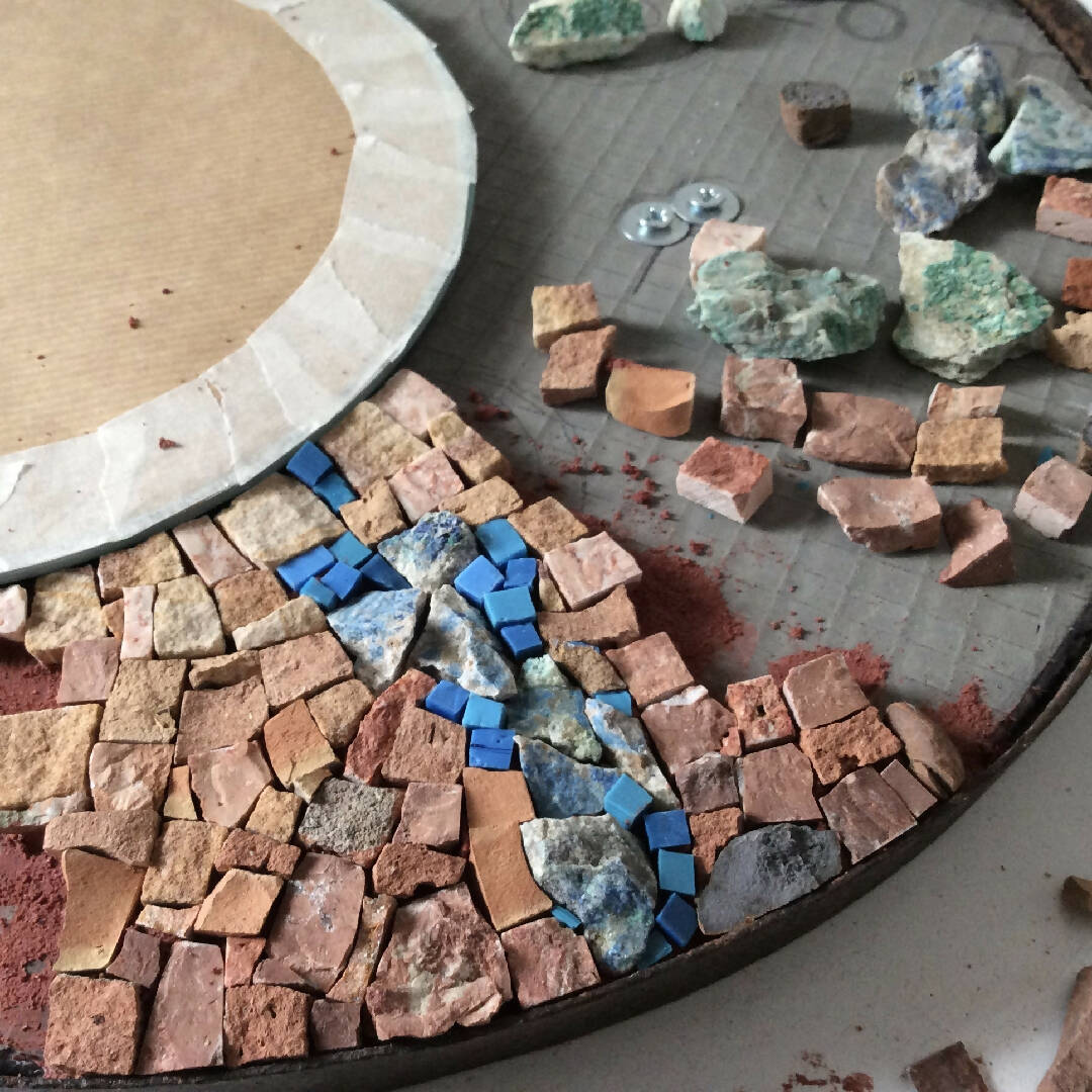 Miroir rond ocre en mosaïque | EMPREINTES Paris