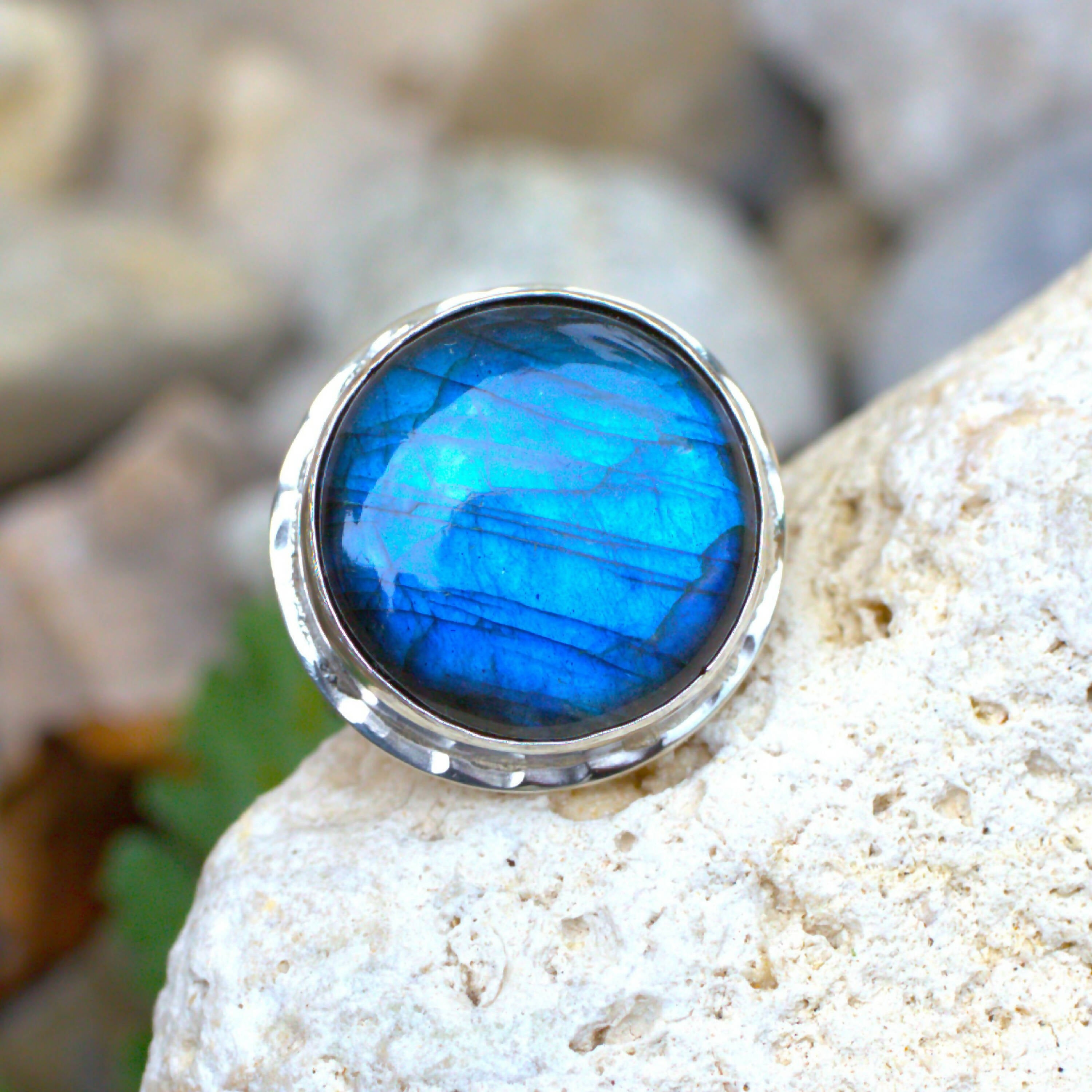 Bague martelée en argent avec une labradorite bleue, modèle Neptune | EMPREINTES Paris | EMPREINTES Paris