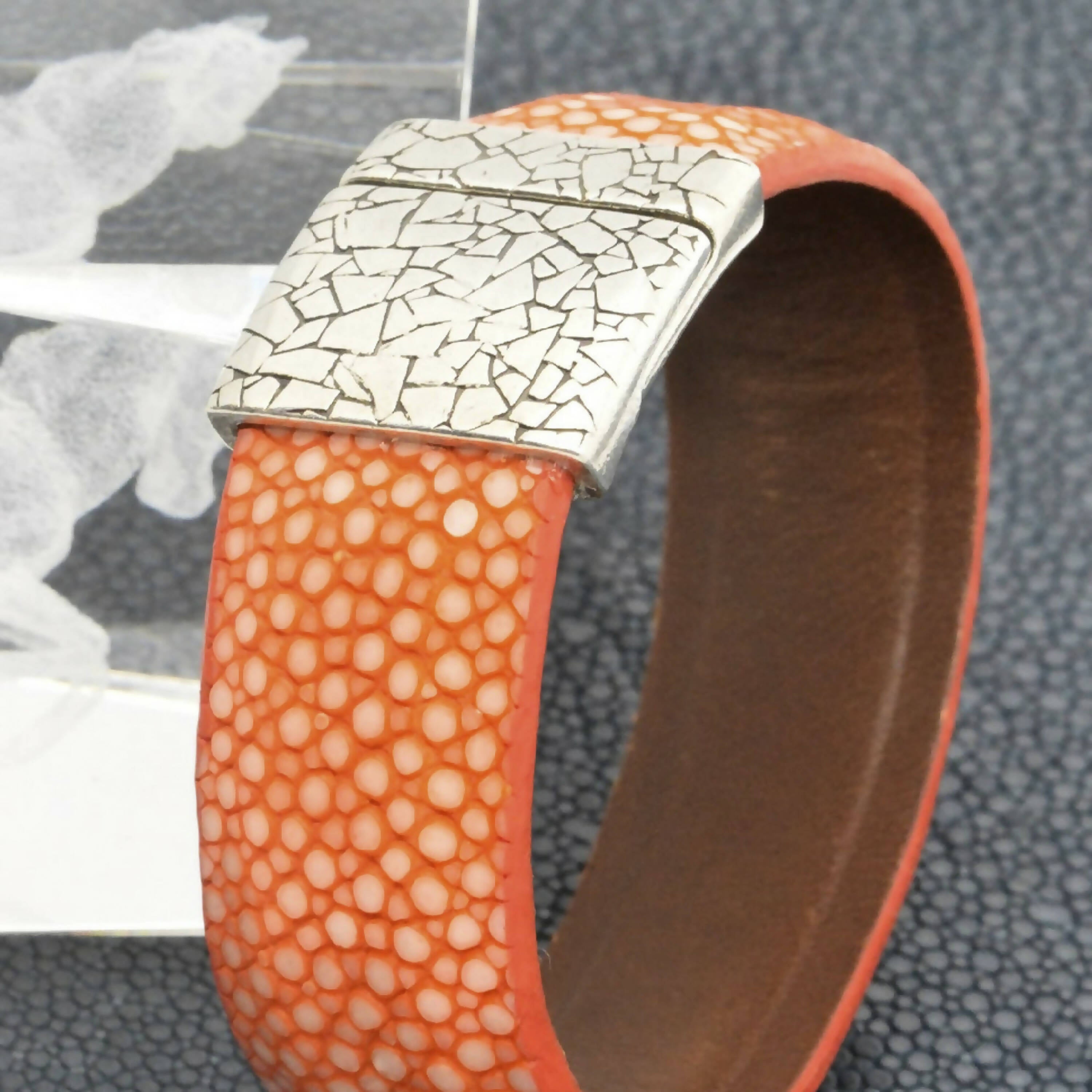 Manchette en galuchat orange | EMPREINTES Paris