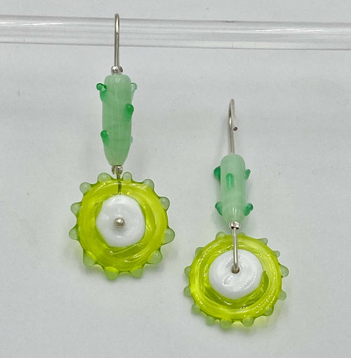 Boucles d'oreilles Tournesols verts aux coeurs blancs, tiges vertes | EMPREINTES Paris - EMPREINTES Paris