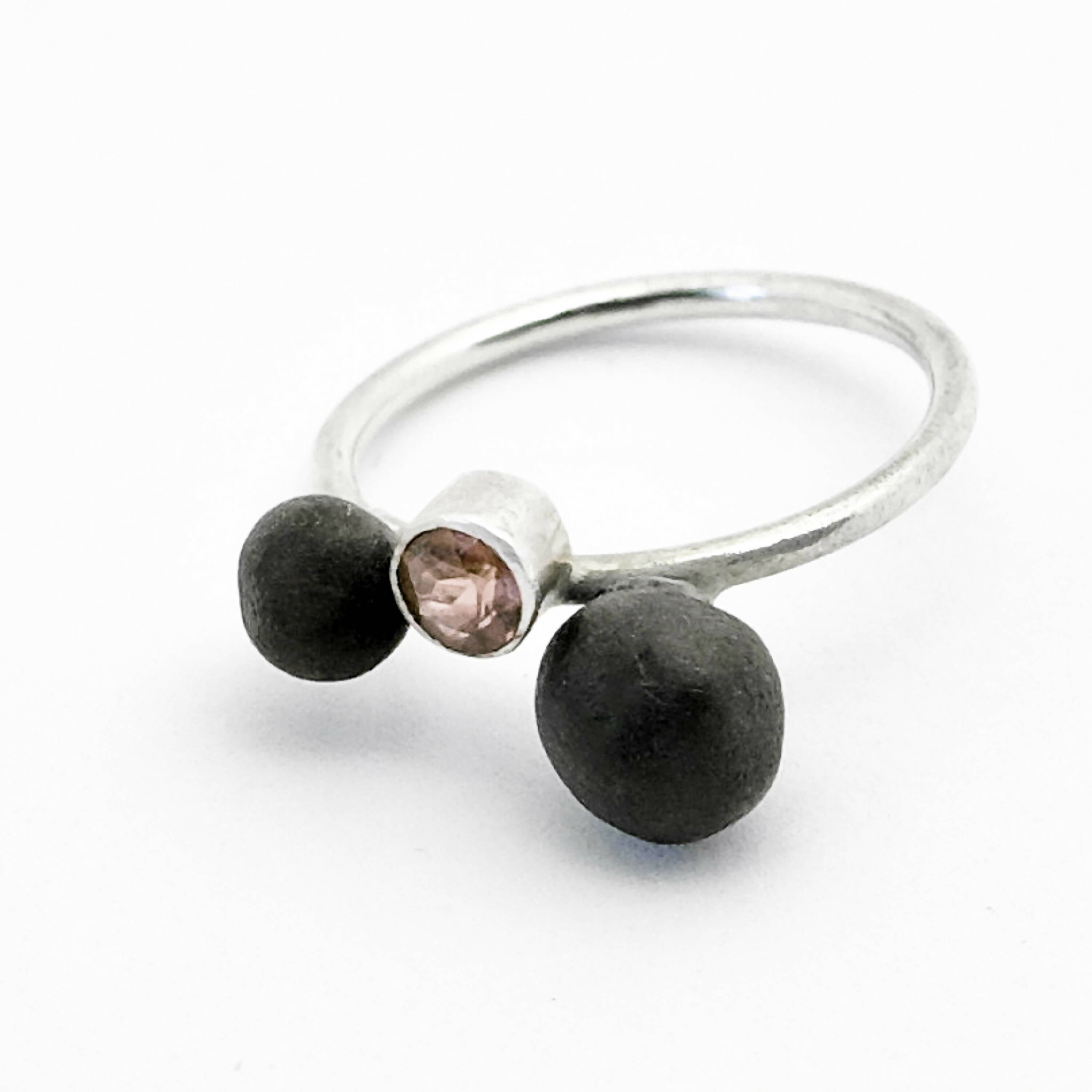 Bague en porcelaine boules noires mat et spinelle rose | EMPREINTES Paris