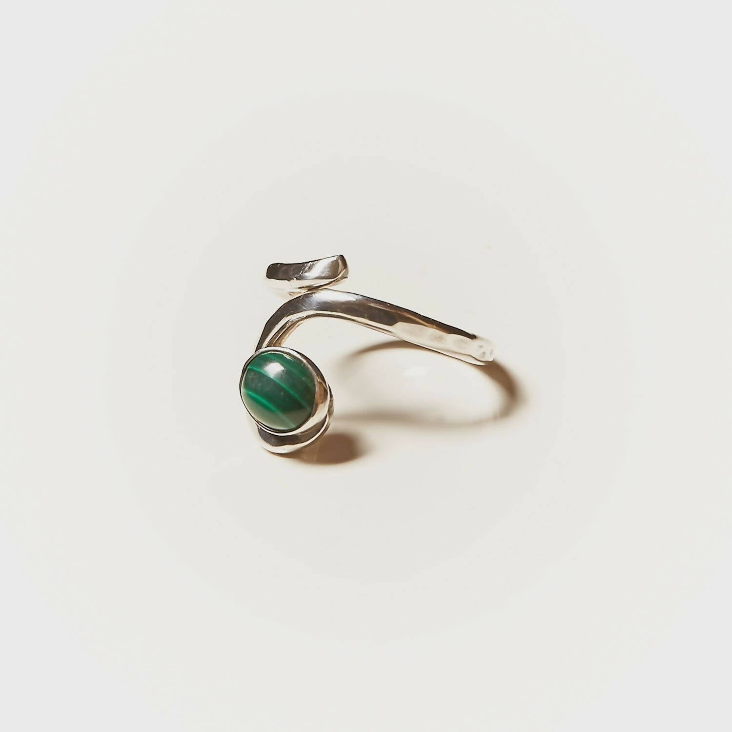 Bague PERCE NEIGE en argent avec une malachite. | EMPREINTES Paris