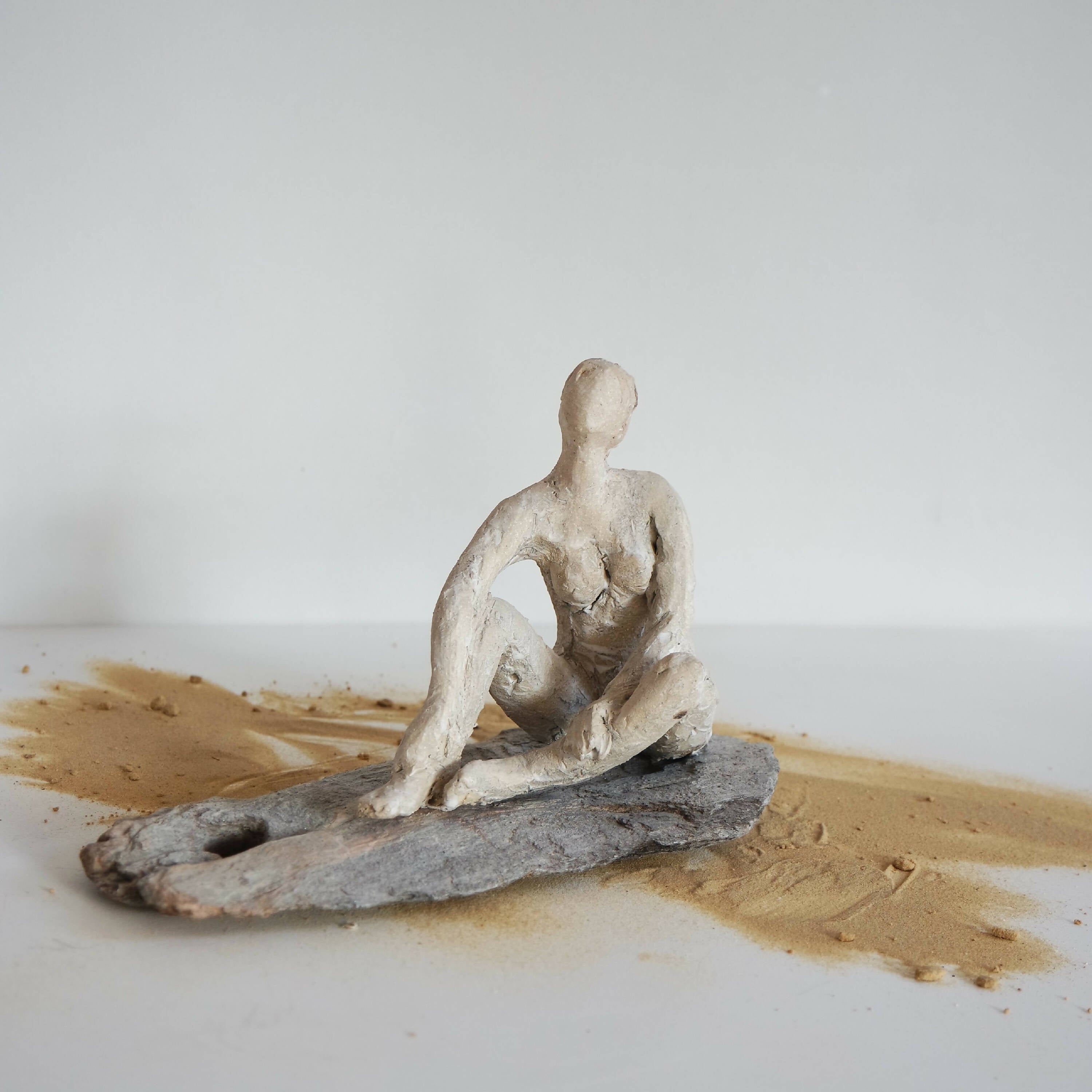 Sculpture Danseuse au repos sur lauze | EMPREINTES Paris | EMPREINTES Paris