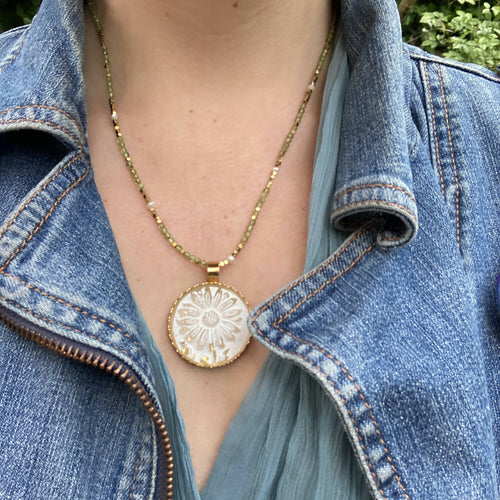 fleur, marguerite, printemps, pastel, blanc, majestueux, bijou symbolique, ethnique, romantique, chic bohème, amoureux, collier pour femme, art déco, art nouveau, idées cadeaux pour elle, saint Valentin, piece unique, tour de cou, pierre semi-precieuse, pate de verre, cristal | EMPREINTES Paris - EMPREINTES Paris