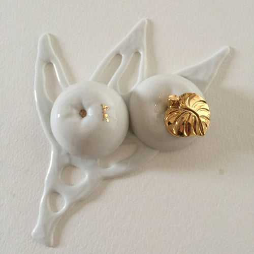 Boite à Bijoux Pomme en porcelaine sur décor floral | EMPREINTES Paris - EMPREINTES Paris