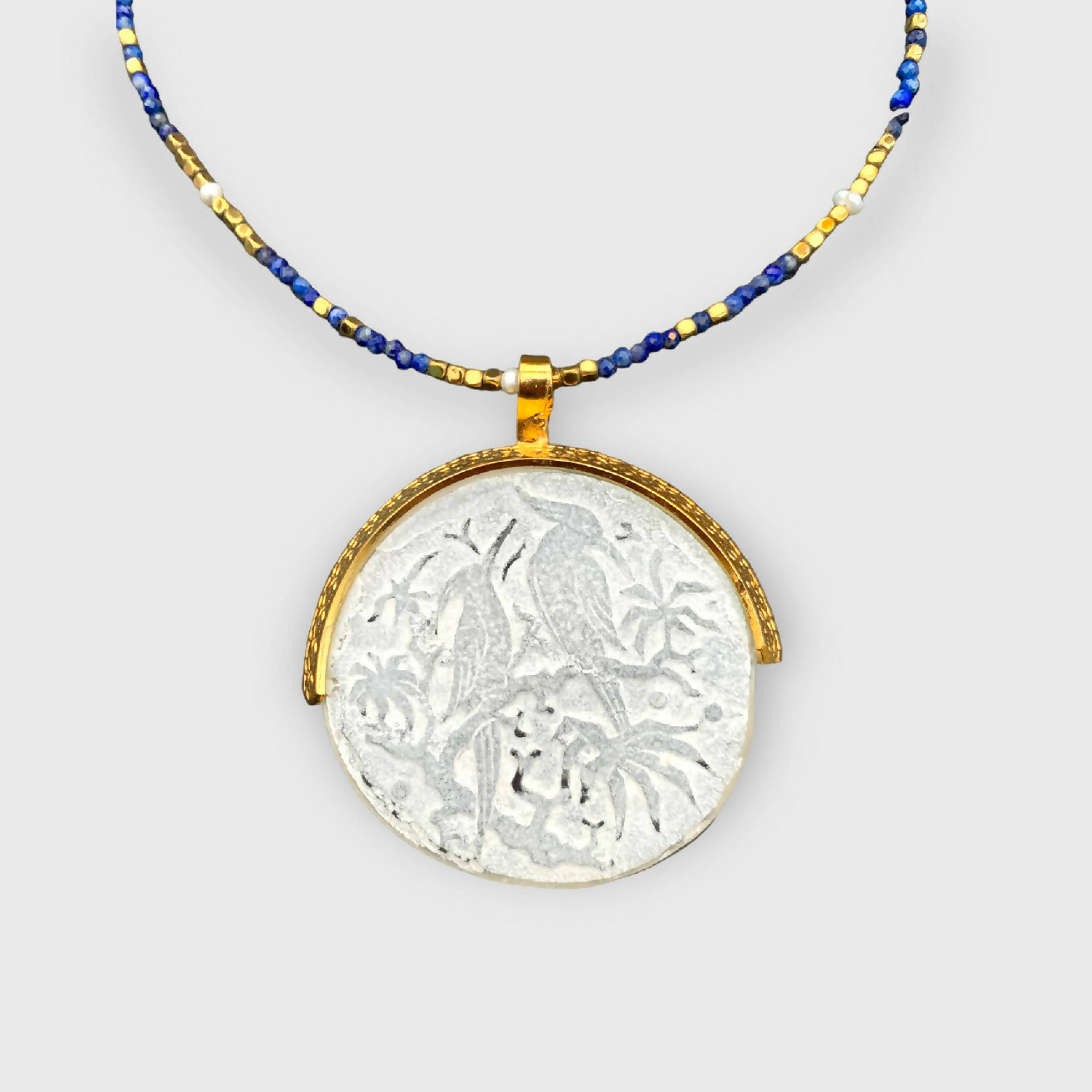 oiseaux exotique, sodalite, animal, majestueux, printemps, bijou symbolique, ethnique, romantique, chic bohème, amoureux, collier pour femme, art déco, art nouveau, idées cadeaux pour elle, saint Valentin, piece unique, tour de cou, pierre semi-precieuse, pate de verre, cristal | EMPREINTES Paris