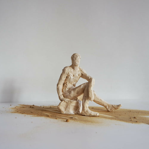 Sculpture Homme assis sur socle grès blanc | EMPREINTES Paris - EMPREINTES Paris