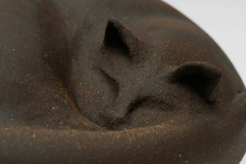 Sculpture GRAND CHAT NOIR endormi sur ses deux oreilles | EMPREINTES Paris | EMPREINTES Paris