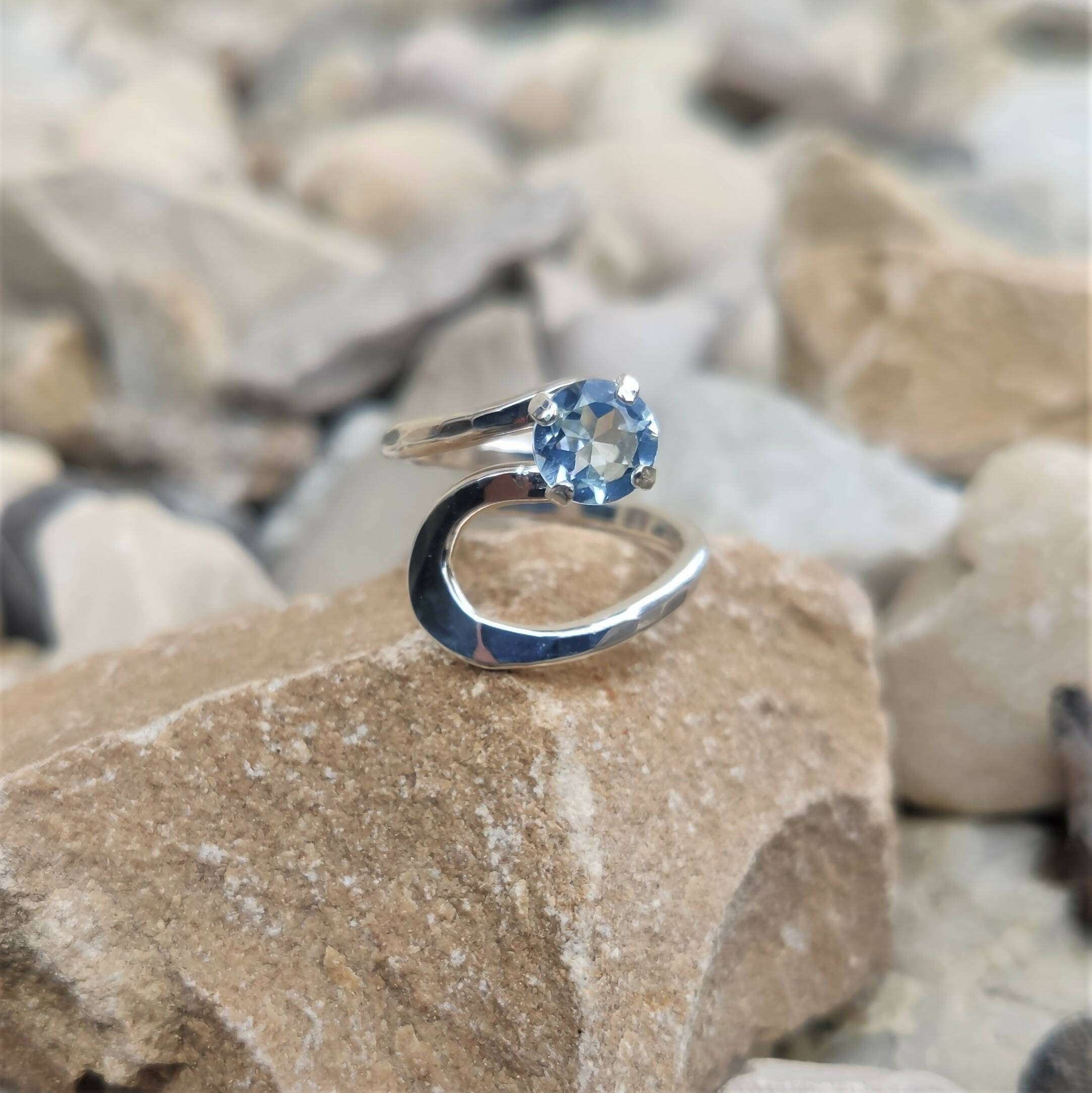 Bague VENUSIA en argent avec une topaze bleue. | EMPREINTES Paris