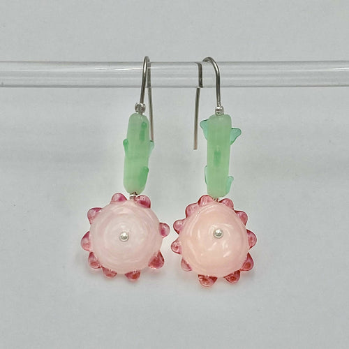 Boucles d'oreilles Tournesols rose opaline, pétales roses à l'or et tiges vertes | EMPREINTES Paris - EMPREINTES Paris