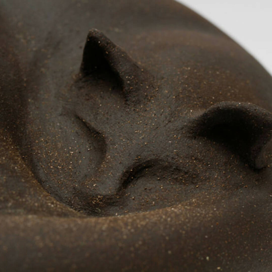 Sculpture PETIT CHAT NOIR endormi sur ses deux oreilles | EMPREINTES Paris | EMPREINTES Paris