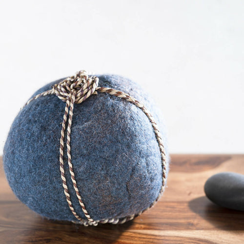 Sculpture en laine Pierre du Silence - bleu Indigo | EMPREINTES Paris - EMPREINTES Paris