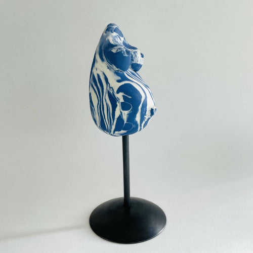 Sculpture femme enceinte nériage porcelaine blanche et bleue 1 | EMPREINTES Paris - EMPREINTES Paris