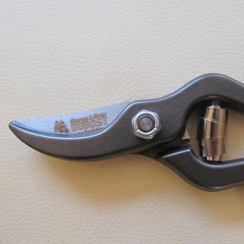 Sécateur forgé petit modèle manche cuir et Etui cuir | EMPREINTES Paris - EMPREINTES Paris