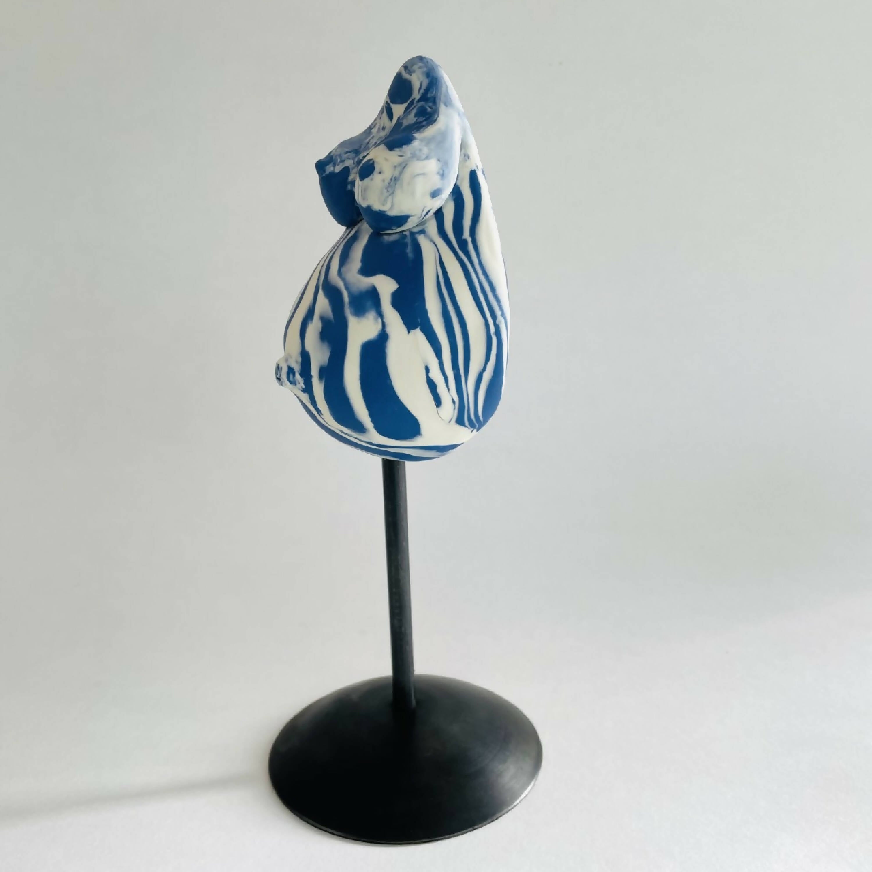 Sculpture femme enceinte nériage porcelaine blanche et bleue 1 | EMPREINTES Paris
