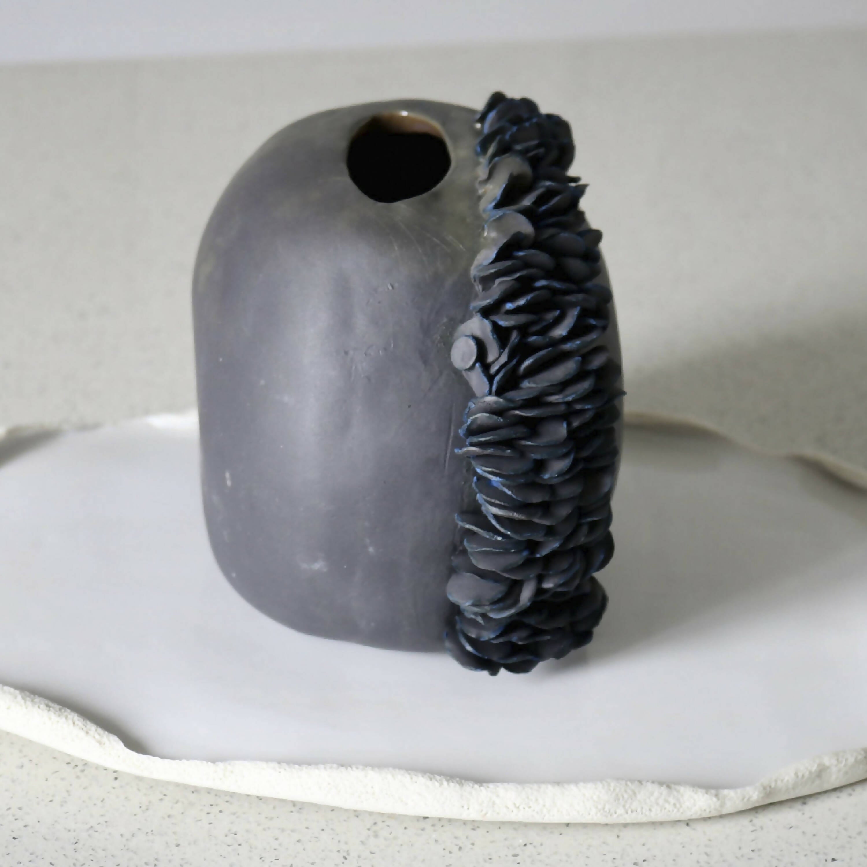 Vase en porcelaine noire | EMPREINTES Paris | EMPREINTES Paris
