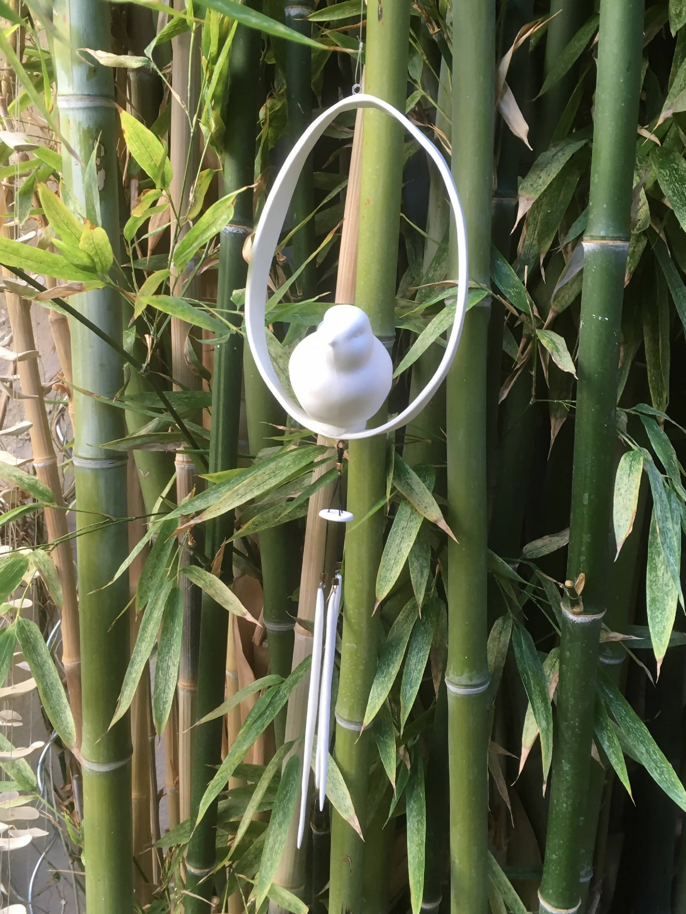 Mobile oiseau sur perchoir en porcelaine uni | EMPREINTES Paris