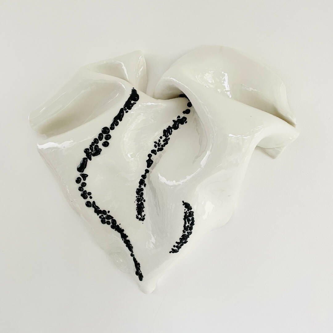 Bas relief tableau collection cœur porcelaine émail et verre noir | EMPREINTES Paris | EMPREINTES Paris