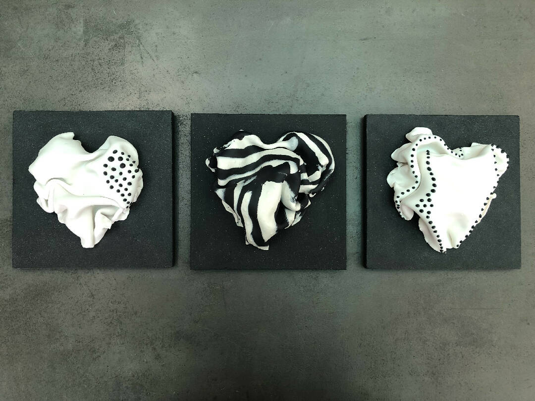 Bas relief tableau collection cœur porcelaine picots noirs | EMPREINTES Paris | EMPREINTES Paris