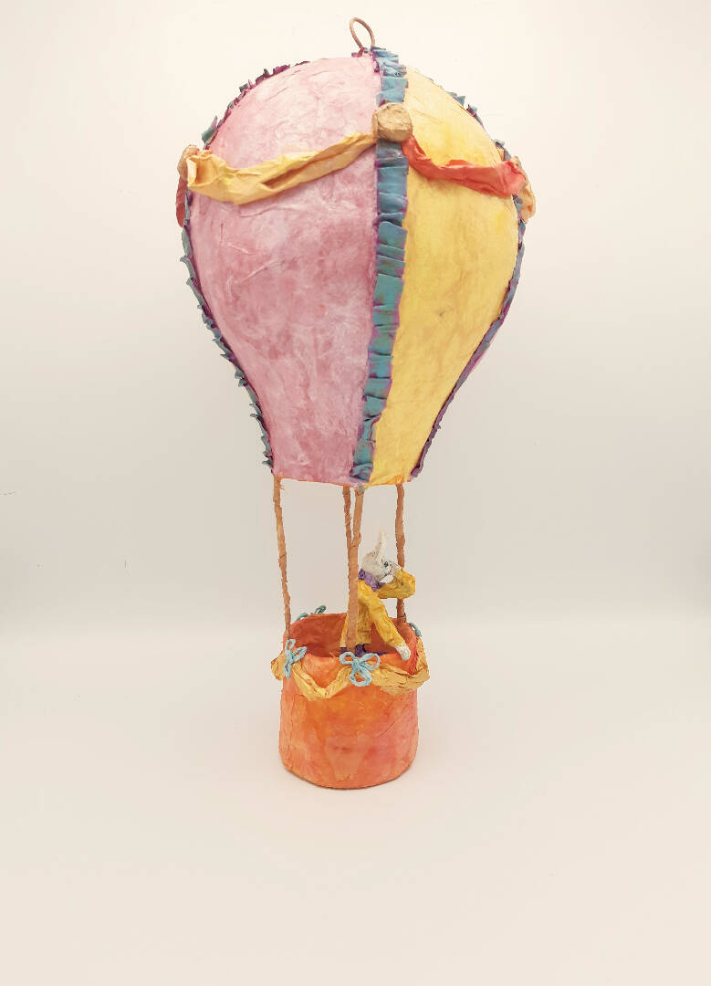 Sculpture en papier lapin et sa montgolfière rose dragée | EMPREINTES Paris | EMPREINTES Paris