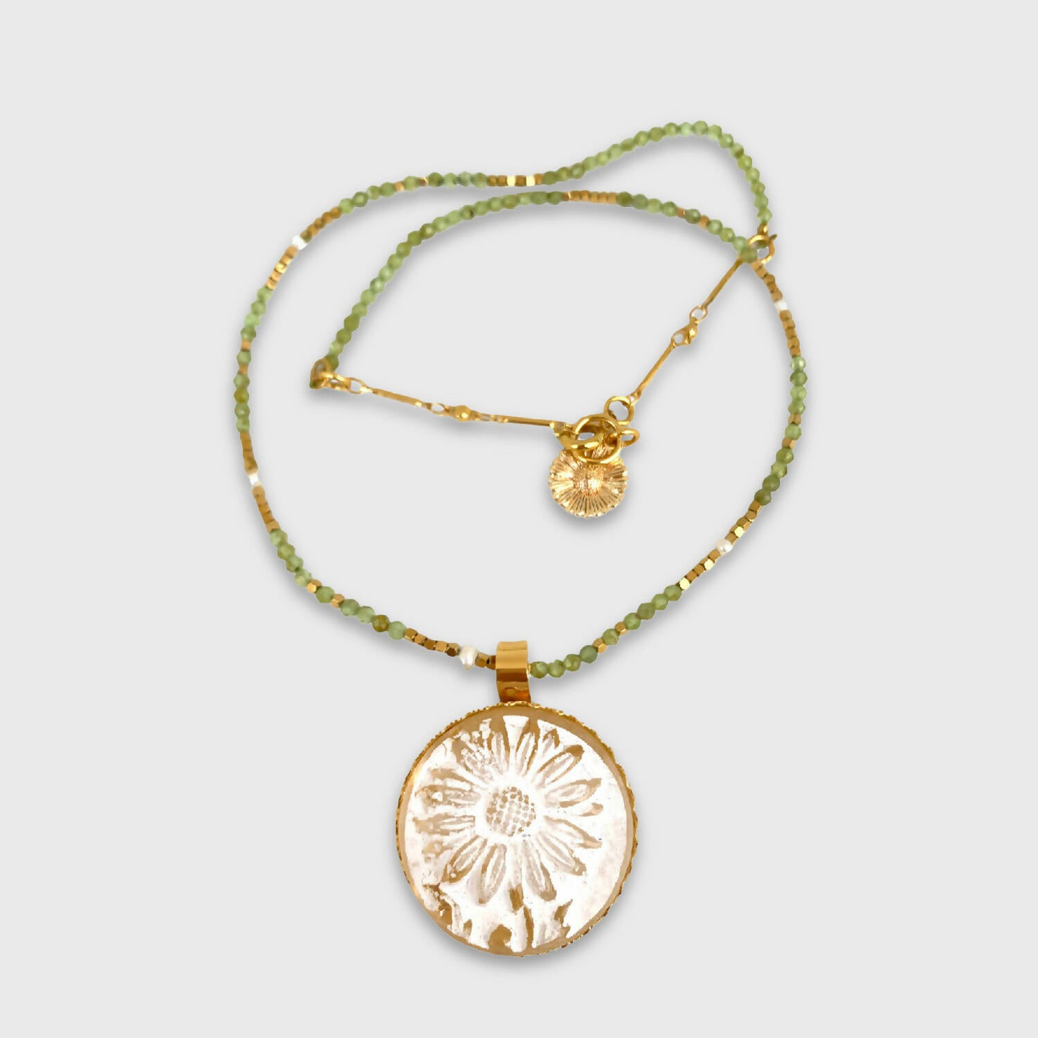 fleur, marguerite, printemps, pastel, blanc, majestueux, bijou symbolique, ethnique, romantique, chic bohème, amoureux, collier pour femme, art déco, art nouveau, idées cadeaux pour elle, saint Valentin, piece unique, tour de cou, pierre semi-precieuse, pate de verre, cristal | EMPREINTES Paris