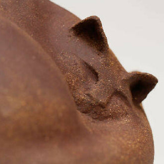 Sculpture PETIT CHAT ROUX endormi sur ses deux oreilles | EMPREINTES Paris | EMPREINTES Paris