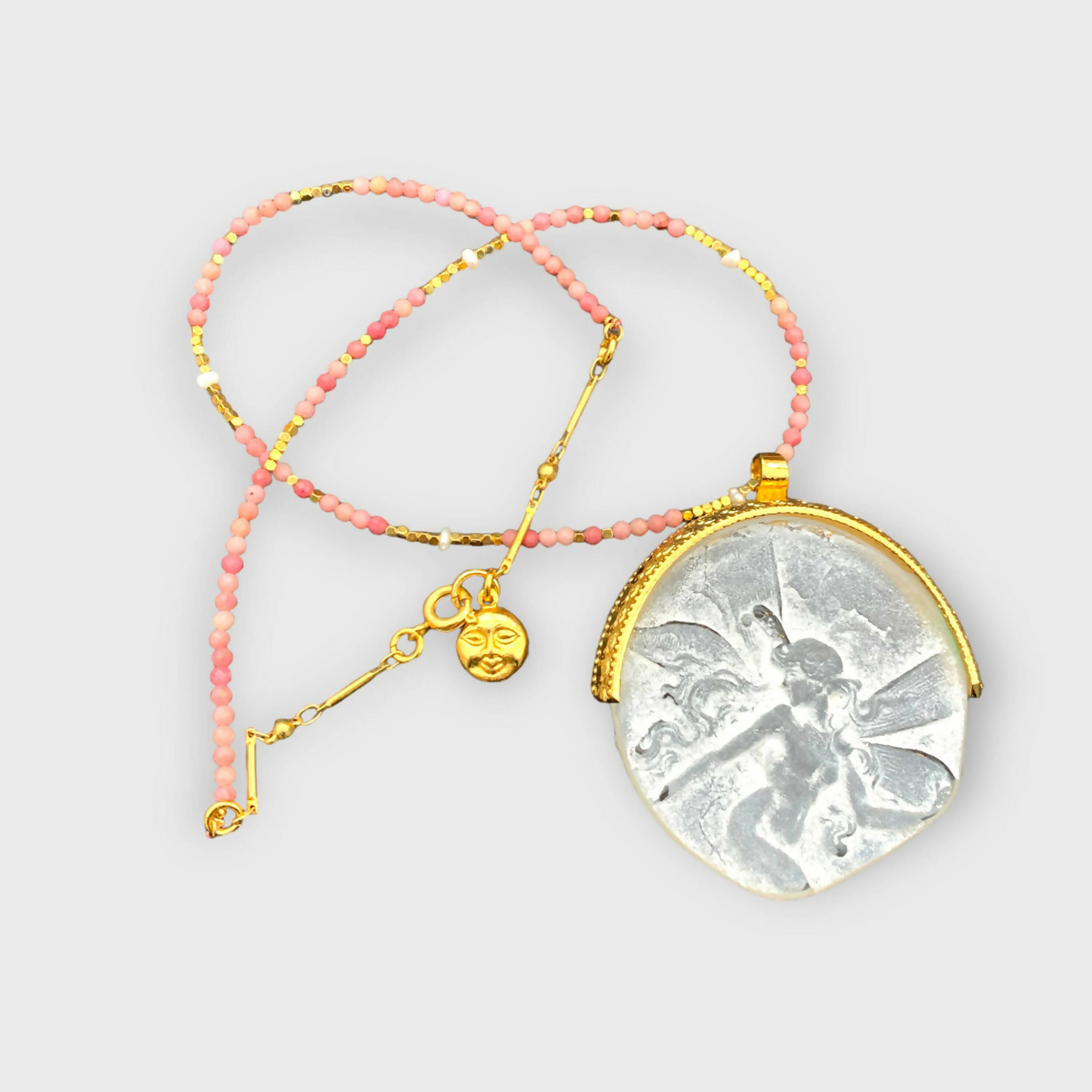 femme ailée, fée, ange, onirique, pastel, rose, rhodonite, majestueux, bijou symbolique, ethnique, romantique, chic bohème, amoureux, collier pour femme, art déco, art nouveau, idées cadeaux pour elle, saint Valentin, piece unique, tour de cou, pierre semi-precieuse, pate de verre, cristal | EMPREINTES Paris