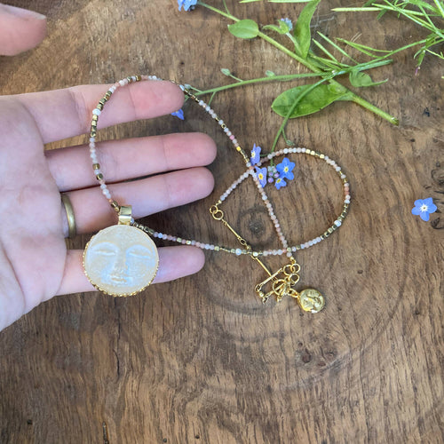 lune, astre, onirique, pastel, blanc, majestueux, bijou symbolique, ethnique, romantique, chic bohème, amoureux, collier pour femme, art déco, art nouveau, idées cadeaux pour elle, saint Valentin, piece unique, tour de cou, pierre semi-precieuse, pate de verre, cristal | EMPREINTES Paris - EMPREINTES Paris