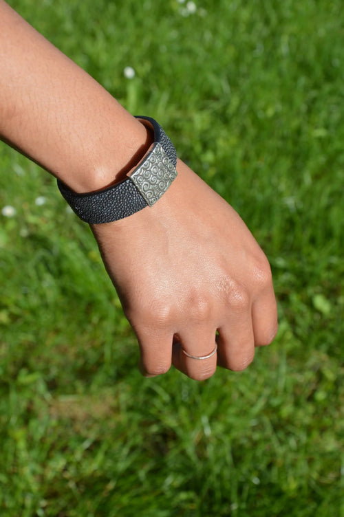 Manchette galuchat bleu de prusse- Fermoir "écailles" | EMPREINTES Paris - EMPREINTES Paris